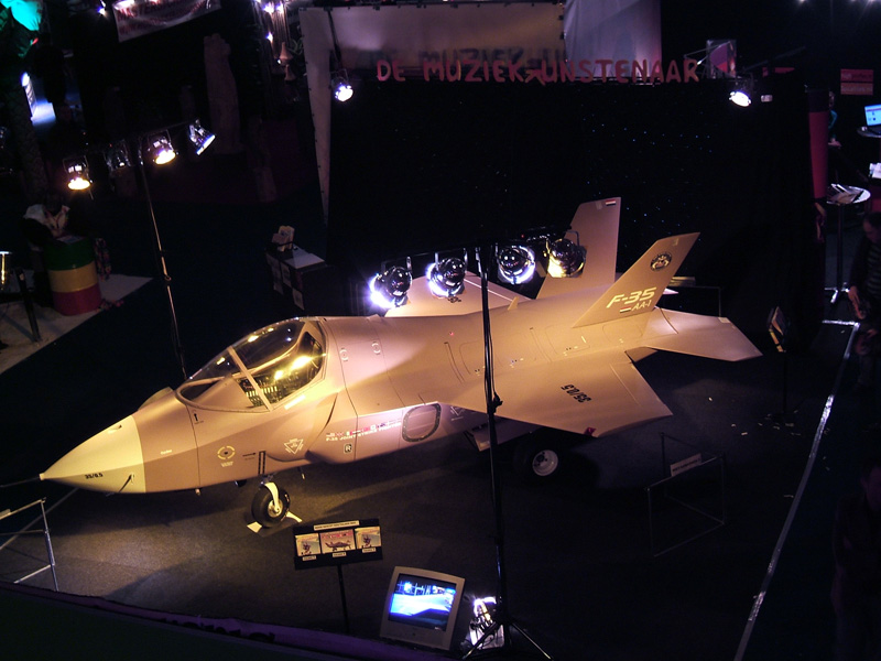 Illustration for article titled Guy Builds F-35 Fighter Jet On His Own